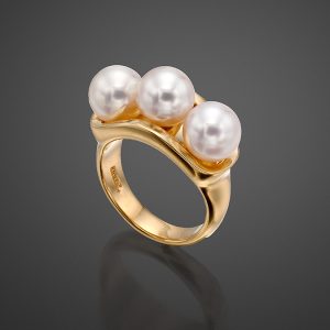 Akoya 3 pearl ring mounted in yellow gold