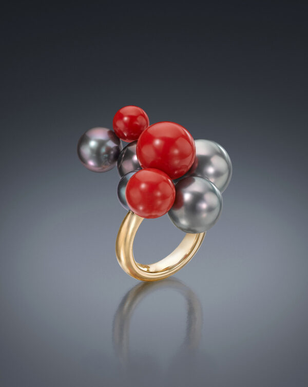 From designer Sean Gilson’s award-winning Bubble Collection, this Large Multi-Bubble Ring features 5 Tahitian Natural Color Cultured Pearls. Responsibly sourced